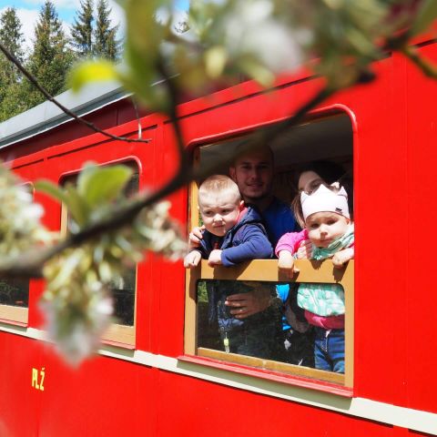 15 Rodinka na návšteve železničky