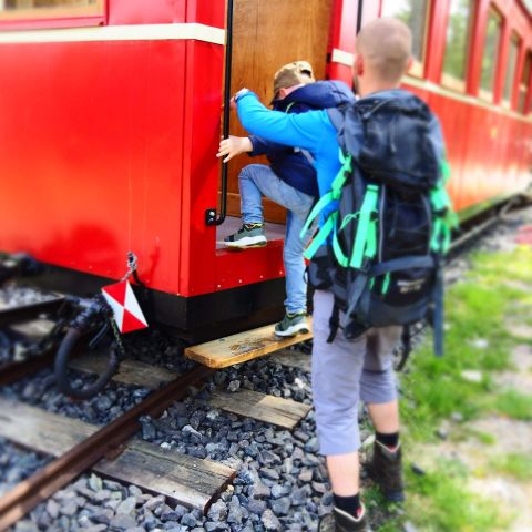 44 Rodinka na návšteve železničky