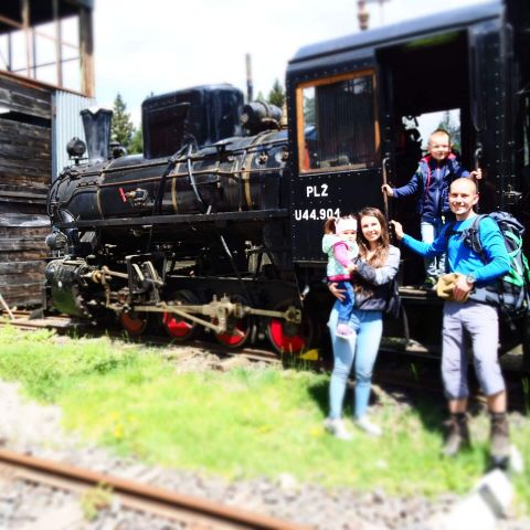 43 Rodinka na návšteve železničky