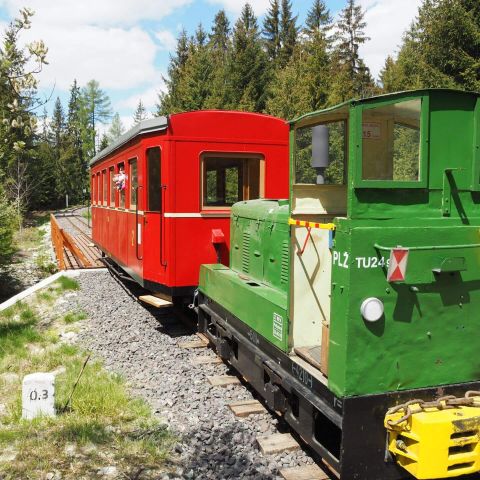 20 Rodinka na návšteve železničky