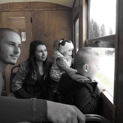 29 Rodinka na návšteve železničky