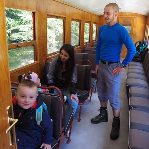 11 Rodinka na návšteve železničky