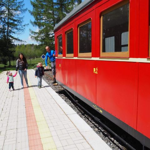 51 Rodinka na návšteve železničky