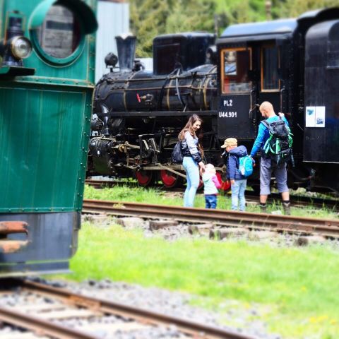38 Rodinka na návšteve železničky