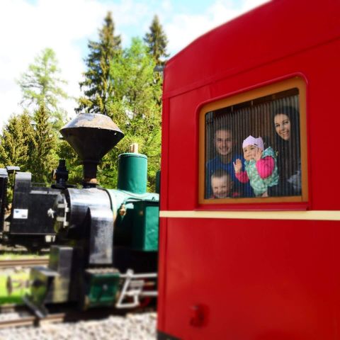 46 Rodinka na návšteve železničky