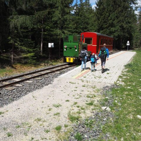 5 Rodinka na návšteve železničky