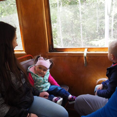 12 Rodinka na návšteve železničky